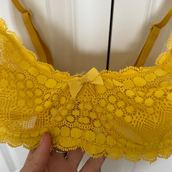 Victoria Secret 34DD - Picture 3 of 3